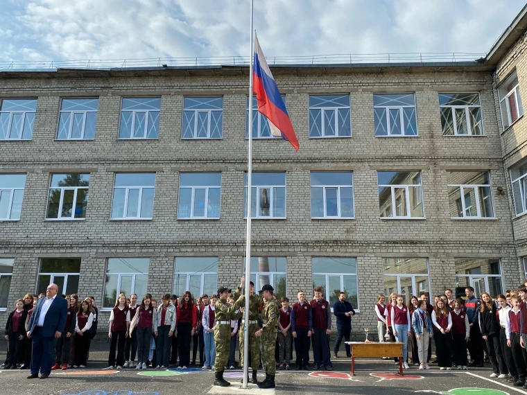 ЦЕРЕМОНИЯ ПОДНЯТИЯ ФЛАГА РФ.